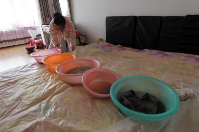 独山楼上漏水，住户失联，小区没物管，业主维权难！律师来支招……